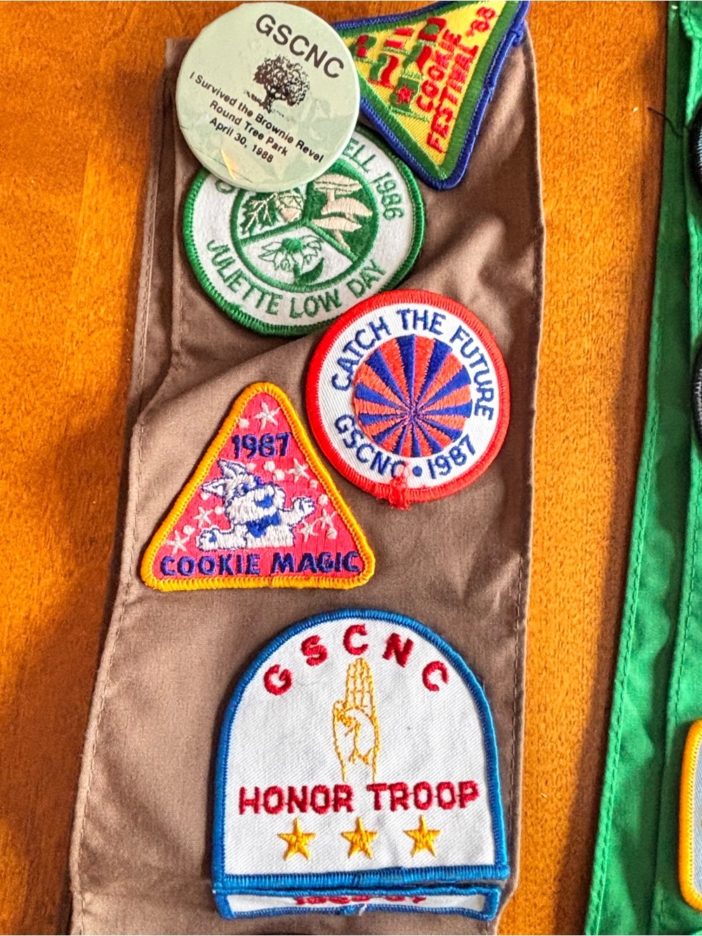 Vintage 1980s Girl Scout Brownies Sash Badges Patches Pins Felt Nations Capital - Picture 8 of 10